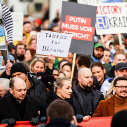 fotod:-vene-opositsioon-korraldas-berliinis-sojavastase-suurmeeleavalduse