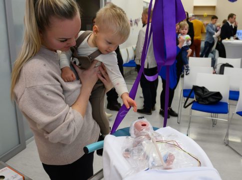 fotod:-ida-tallinna-keskhaigla-neonatoloogia-osakonda-joudsid-vastsundinute-elustamislaud-ja-simulatsiooninukk