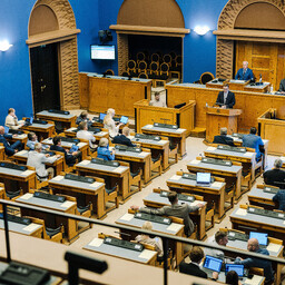 otse:-riigikogu-asub-arutama-pohiseaduse-muutmist