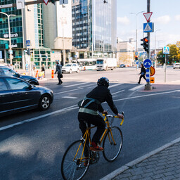 “pealtnagija”:-kellel-on-eesoigus,-kui-ulekaigurajal-kohtuvad-auto-ja-ratas?