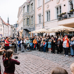 galerii:-tallinna-vanalinnas-toimus-esimene-pika-tanava-festival