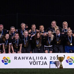 naiste-jalgpalli-rahvaliiga-voidukarika-tostis-nomme-united