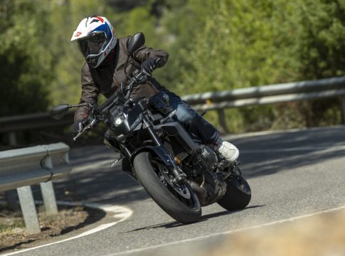 proovisoit:-yamaha-mt-09-tanavaporguline-vahetab-kaiku-ise-voi-ainult-uhe-sormeliigutusega