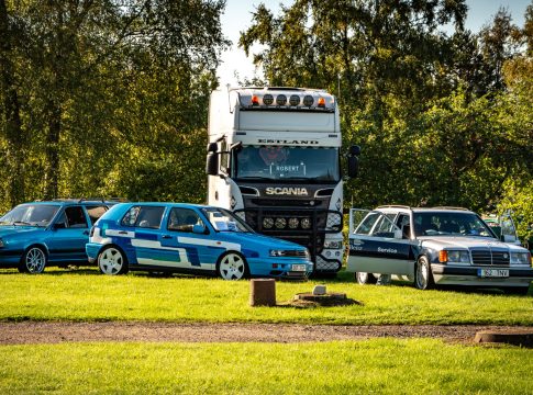 suur-galerii:-cars&coffee-hooaja-lopetamine-toi-valja-terve-armee-ponevaid-hobiautosid-ja-kogus-heategevuseks-ule-4000-euro