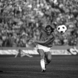 suri-hollandi-jalgpalliikoon-johan-neeskens