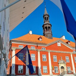 narva-vottis-puuduliku-keeleoskuse-tottu-vallandatud-tugispetsialistid-toole-tagasi