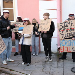 galerii:-opilaste-ja-tudengite-pikett-tasuta-korghariduse-toetuseks