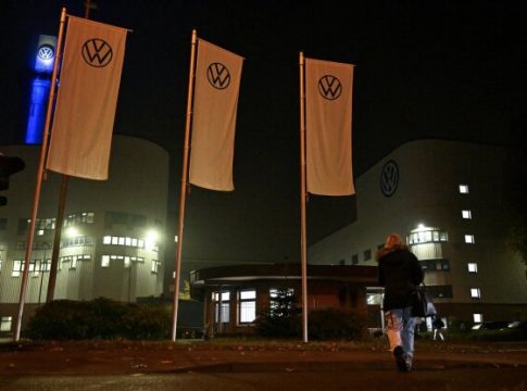 volkswagen-plaanib-langetada-palkasid-kumnendiku-vorra