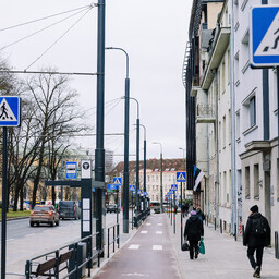 tallinn-palistas-kaarli-puiestee-rattatee-kumnete-liiklusmarkidega